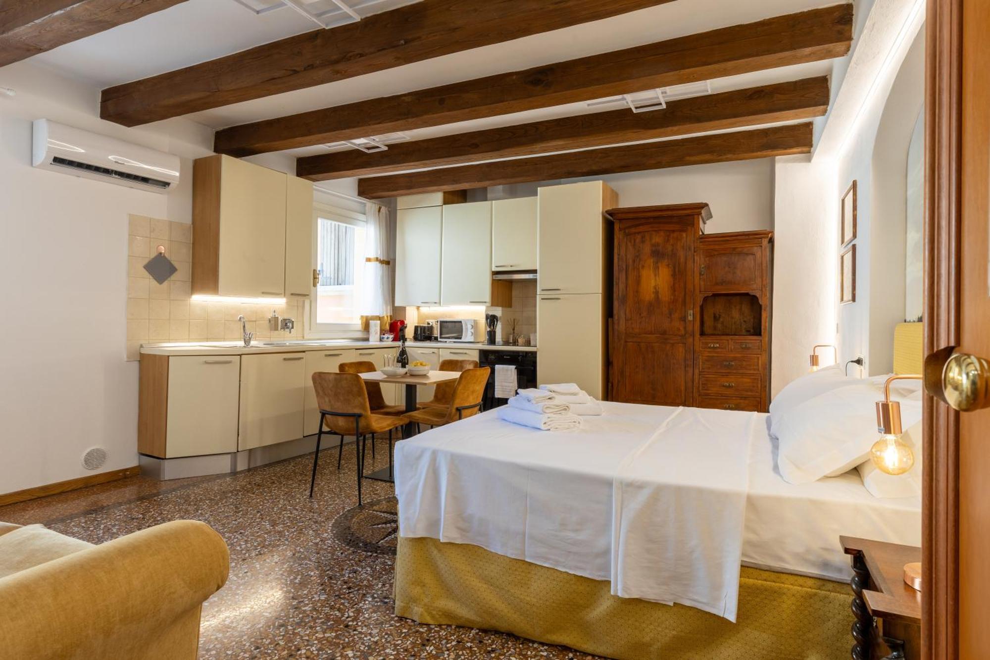Apartamento Frassinago Deluxe Suites-bolognarooms